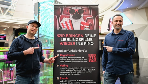 Martin Stangl und Peter Bösch (r.) initiierten die Plattform, auf der abgestimmt werden kann, welche Filme einmalig wieder gezeigt werden. (Bild: Markus Wenzel)