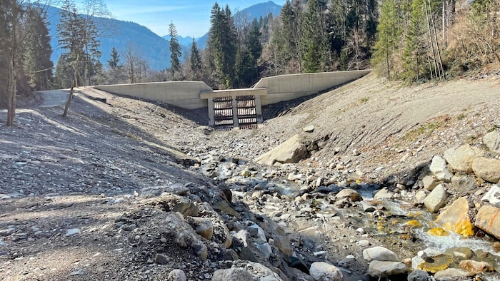 Das Rückhaltebecken heute. Nach dem Unwetter dauerte es mehrere Wochen, das Geschiebe ...