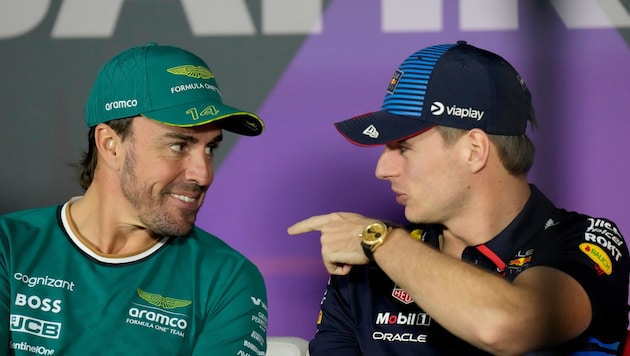 Fernando Alonso (left) talks about Max Verstappen's supposed plans. (Bild: Copyright 2024 The Associated Press. All rights reserved)