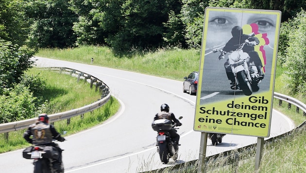 Poster campaigns such as the one on the Achensee road (left) are intended to encourage bikers to be careful on the road. (Bild: Birbaumer Johanna, Krone KREATIV)