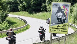Plakat-Kampagnen wie auf der Achenseestraße (li.) sollen Biker dazu animieren, mit Bedacht unterwegs zu sein. (Bild: Birbaumer Johanna, Krone KREATIV)