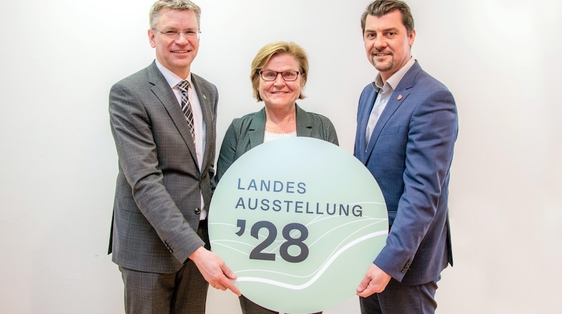 Die Stadtchefs Christian Laister (Groß Gerungs), Helga Rosenmayer (Gmünd) und Rainer Hirschmann (Litschau) ziehen an einem Strang und bewerben sich mit sieben weiteren Gemeinden um die NÖ Landesausstellung 2028. (Bild: Modellregion entlang der Waldviertelbahn)