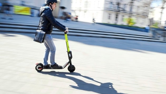 E-Scooter stellen häufig eine Gefahr für andere Verkehrsteilnehmer dar (Symbolbild). (Bild: HANS KLAUS TECHT / APA / picturedesk.com)