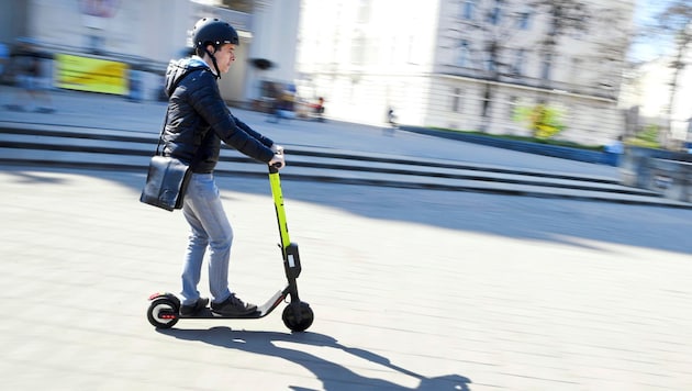 E-scooters often pose a danger to other road users (symbolic image). (Bild: HANS KLAUS TECHT / APA / picturedesk.com)