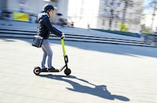 Zukünftig werden in der Stadt viel weniger Leih-E-Scooter zu sehen sein. (Bild: HANS KLAUS TECHT / APA / picturedesk.com)