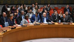 Die Botschafterin der USA bei den Vereinten Nationen Linda Thomas-Greenfield (2. v. li.) ...
