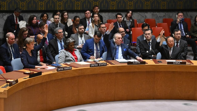 Linda Thomas-Greenfield, az Egyesült Államok ENSZ-nagykövete (balról a 2.) tartózkodott a szavazáson. (Bild: APA/AFP/ANGELA WEISS)