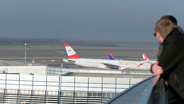 You can watch airplanes take off and land on the visitor terrace. (Bild: HERBERT P. OCZERET / APA / picturedesk.com)