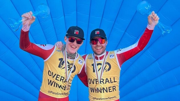 Johannes Aigner (li.) und Nico Haberl jubeln über den Weltcup-Gesamtsieg.  (Bild: Ski Austria)