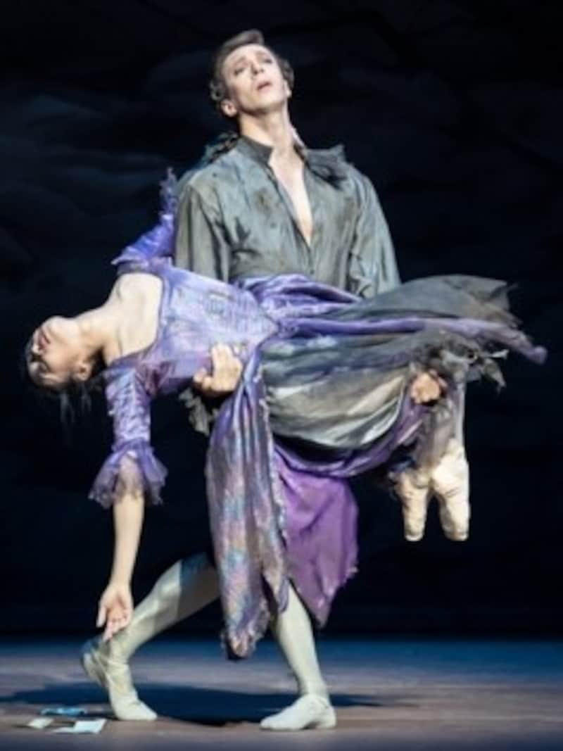 Des Grieux trägt die sterbende Manon: Marcos Menha und Hyo-Jung Kang (Bild: Wiener Staatsballett / AshleyTaylor)