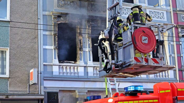 Erst nachdem der Brand unter Kontrolle war, konnten sich die Feuerwehrleute auf die Suche nach ...