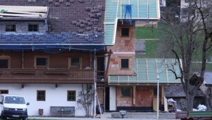 Von diesem Dach stürzte der junge Mann in die Tiefe. (Bild: zoom.tirol)