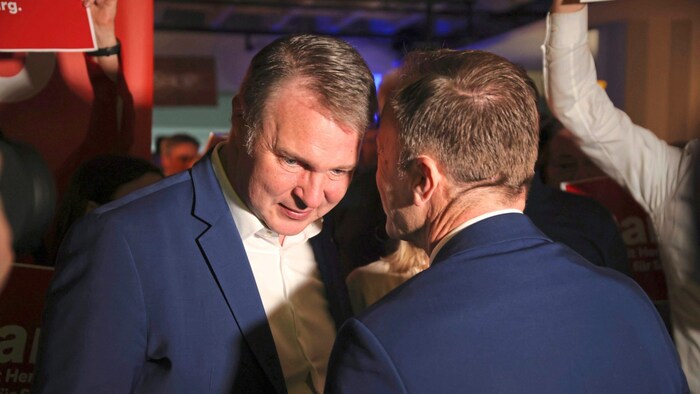Election winner Bernhard Auinger gives tips to his chairman Andreas Babler.