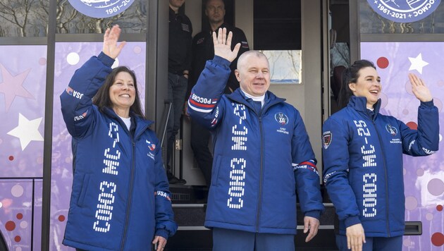 From left to right: Tracy Dyson, Oleg Novitsky and Marina Vasilevskaya docked at the International Space Station ISS on Monday. (Bild: AFP/NASA)