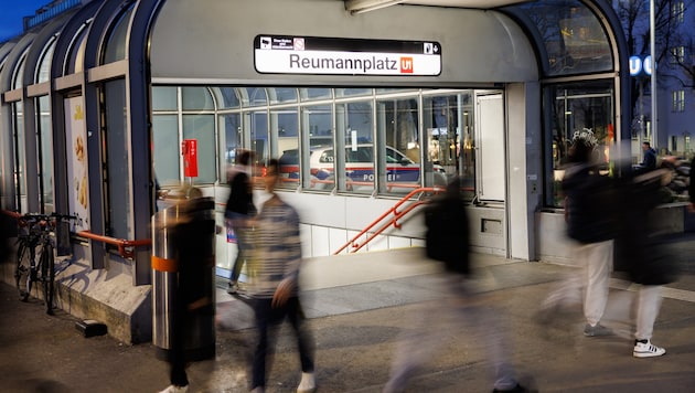 Március 17-én a Reumannplatzon volt egy késeléses támadás. A gyanúsítottat azonosították. (Bild: APA/FLORIAN WIESER)
