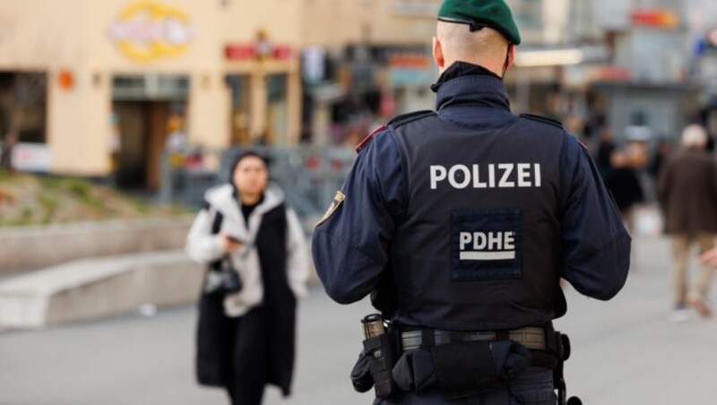 Polizei in Wien-Favoriten (Bild: APA/FLORIAN WIESER)