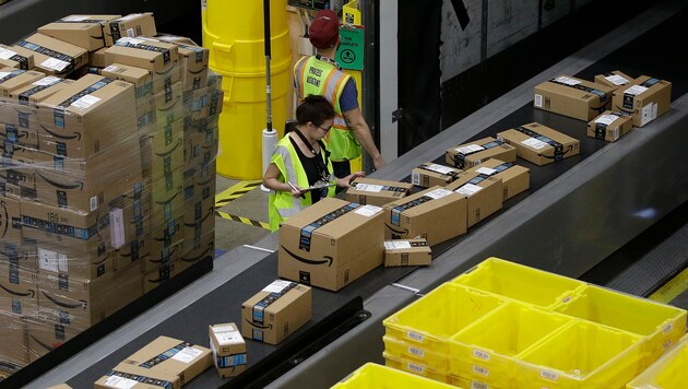 Systems with artificial intelligence also alert Amazon inspectors to suspicious cases. (Bild: AP)