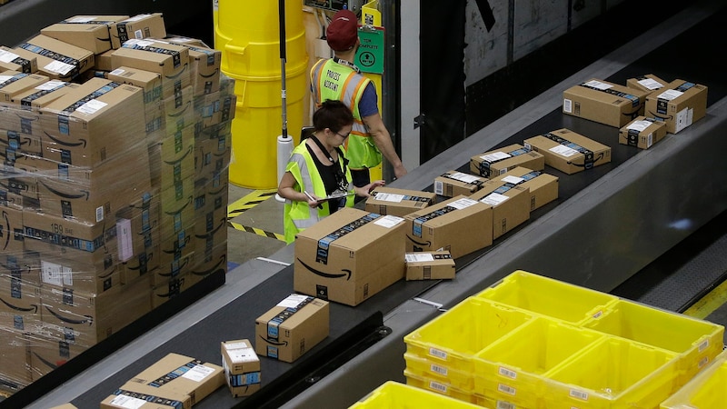 Auch Systeme mit Künstlicher Intelligenz weisen Prüfer bei Amazon auf Verdachtsfälle hin. (Bild: AP)