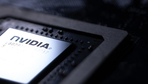 Nvidia beherrscht Experten zufolge etwa 80 Prozent des Weltmarktes für KI-Hochleistungsprozessoren. (Bild: AFP)