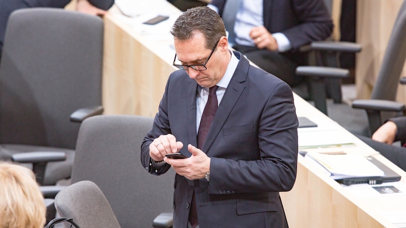 Strache wartet vielleicht schon auf Anruf von Herbert Kickl. (Bild: Georges Schneider / picturedesk.com)