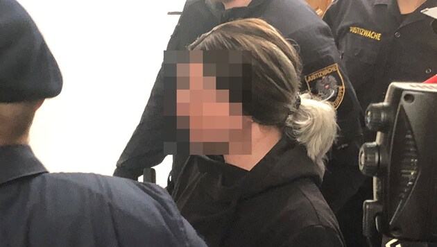 The accused appeared in court in Ried im Innkreis as a woman (Bild: Markus Schütz, Krone KREATIV)