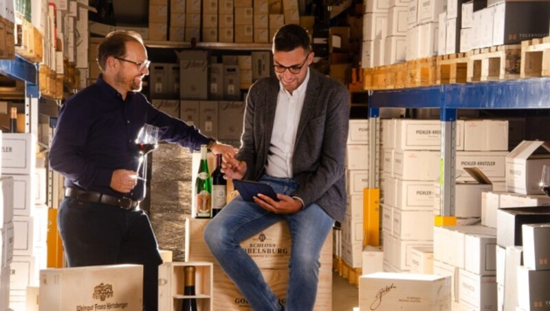 Weinturm Geschäftsführer Jürgen Penzenleitner und VINOSPIRIT Geschäftsführer Lukas Hrdlicka Freuen sich über den gelungenen Website Relaunch. (Bild: Vinospirit)