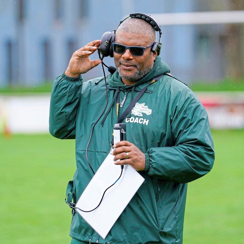 Head coach Fred Armstrong was delighted with the opening win. (Bild: Danube Dragons)