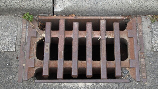 An Australian man who wanted to find his dropped cell phone was stuck in a manhole for 36 hours (symbolic image). (Bild: stock.adobe.com/mischu11)