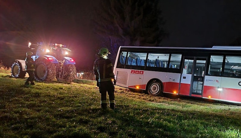 Der Grundbesitzer half mit einem Traktor aus. (Bild: FF Ottnang am Hausruck)