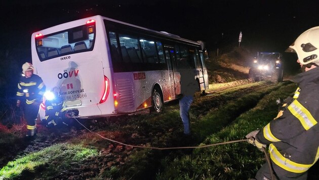 The bus got stuck in a field. (Bild: FF Ottnang am Hausruck)