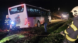 Der Bus blieb in einem Feld stecken. (Bild: FF Ottnang am Hausruck)