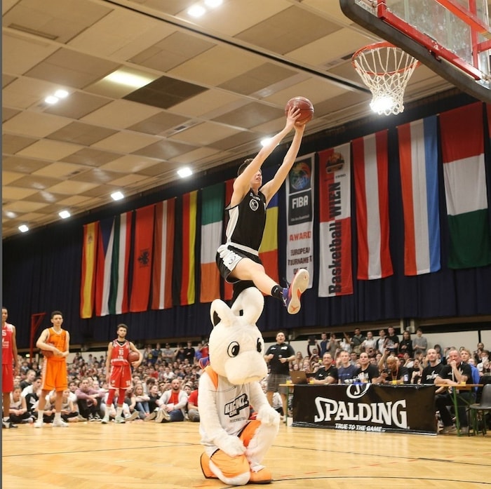 In Wien ist der Osterhase ein Basketballer.