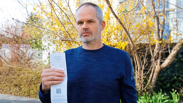 Mr. B. with the invoice or confirmation of posting for the parcel sent. He was annoyed with Austrian Post. (Bild: Klemens Groh)