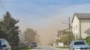 Ein Leserreporter dokumentierte in Strasshof das spektakuläre Sturmtreiben aus dem Auto. (Bild: „Krone“-Leserreporter)