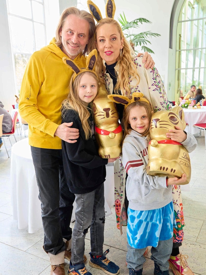 Erich Altenkopf und Lilian Klebow mit Kindern.   (Bild: Starpix / A. Tuma)