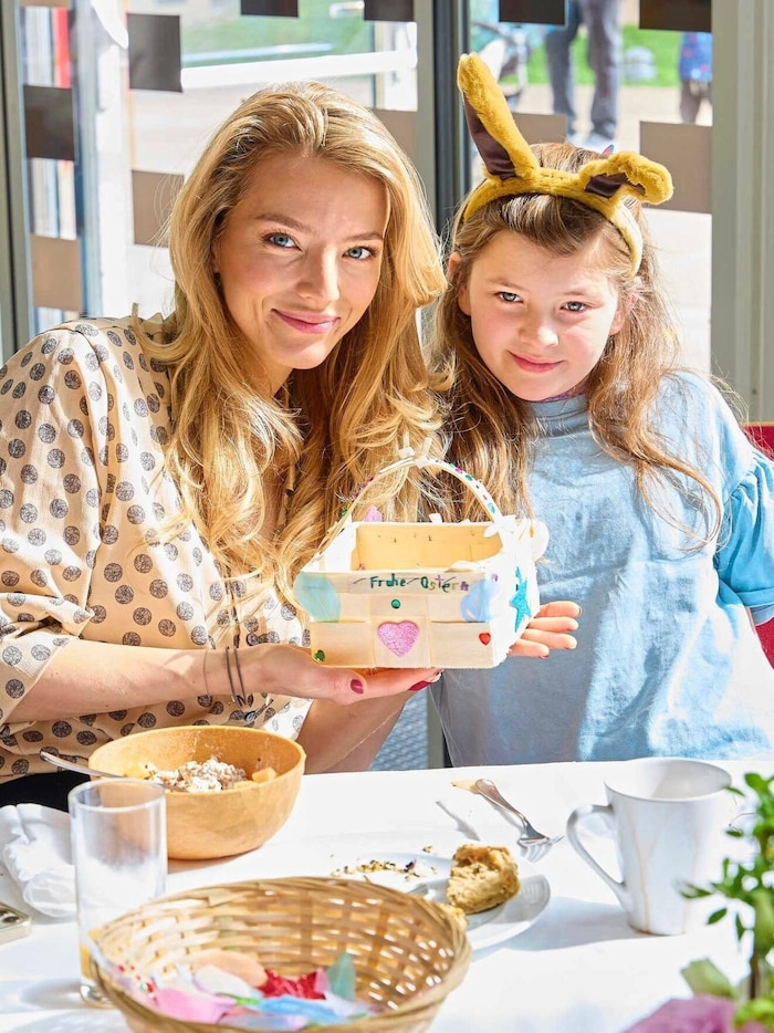 Basteln will gelernt sein: Chiara Pisati mit ihrer kleinen Schwester.