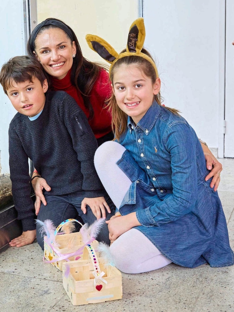 Tanja Duhovich mit ihren Kindern in der Osterwerkstatt.  (Bild: Starpix / A. Tuma)