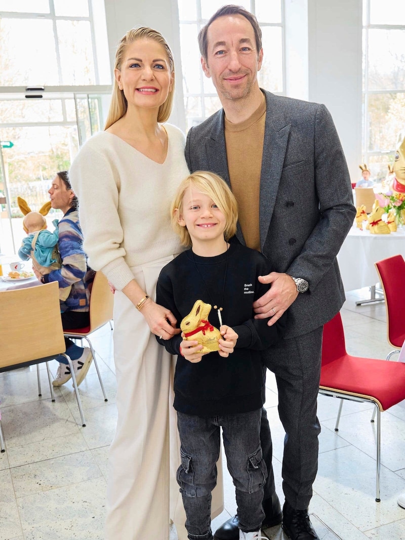 Manuel Ortlechner mit Frau und Söhnchen in der Osterwerkstatt. (Bild: Starpix / A. Tuma)