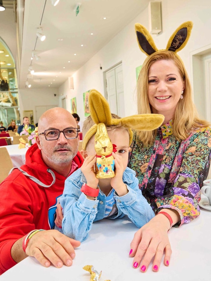 Johanna Setzer samt Gatte und Kind, bastelten auch fleißig.