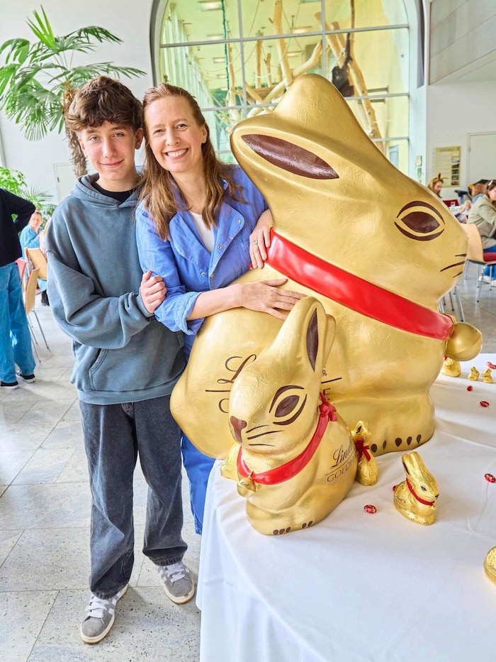 Auch Maxi Blaha war mit ihrem Sohn dabei und sammelte fleißig Goldhasen.