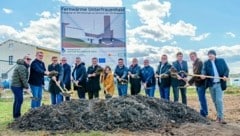 Mit vereinten Kräften erfolgte der Spatenstich, im Herbst soll das Heizwerk in Betrieb gehen. (Bild: Patrick Bucher Photography)