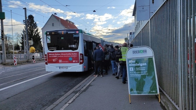 Bei der Remise in Eggenberg wurde vor lauter wartenden Fahrgästen der Radweg blockiert. (Bild: Fahrgast Steiermark)