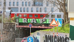 Der Bursche soll auf einem Gelände der ÖBB auf einen Zug geklettert sein. (Bild: Zwefo)