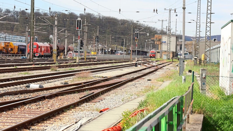 Auf dieses Bahngelände sollen sich die Jugendlichen Zutritt verschafft haben. (Bild: zwefo)