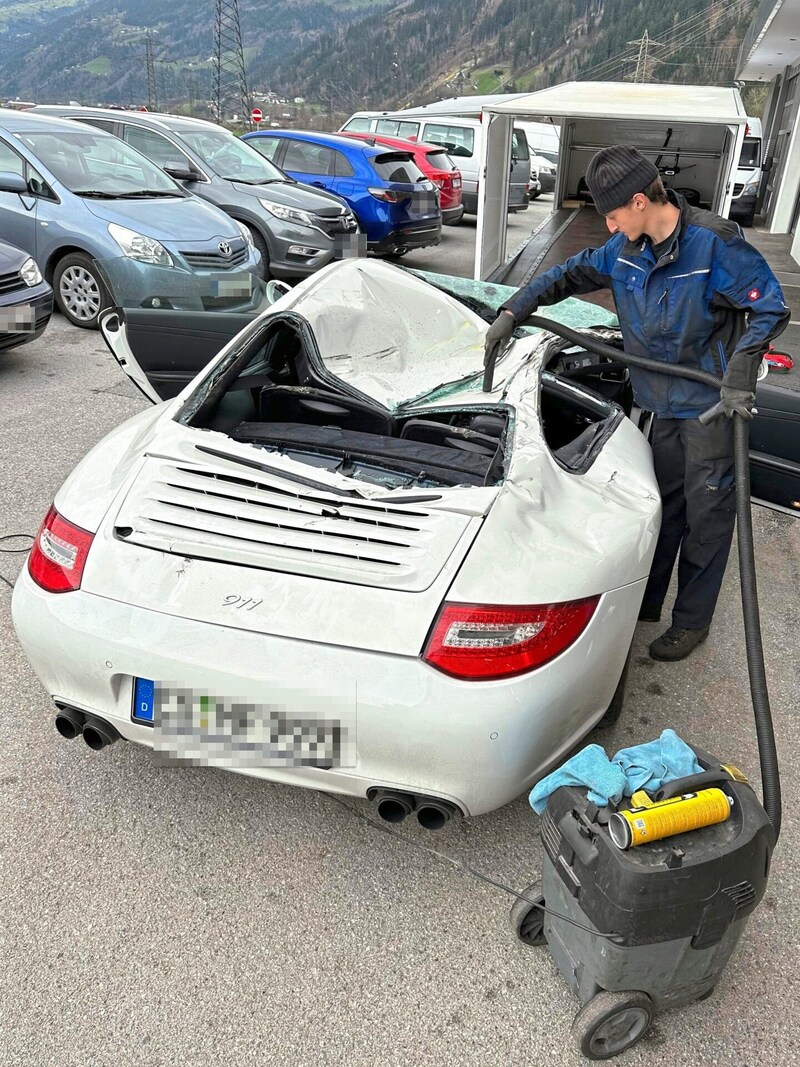 Scherben wurden beseitigt, dann wurde das Wrack verladen. (Bild: zoom.tirol, Krone KREATIV)