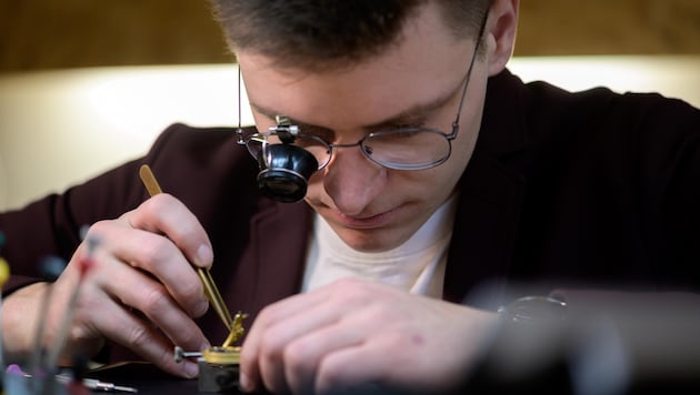 Young master craftsman Michael Bastirz is a watchmaker with heart and soul. He is now bucking the trend by opening his own business. And right near the Mecca of watchmaking Karlstein. (Bild: Molnar Attila)