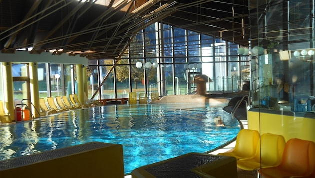 The Axams leisure center: a picture from better times. The pool is now closed. "But we haven't given up on it," says the mayor. (Bild: Gemeinde Axams, Krone KREATIV)