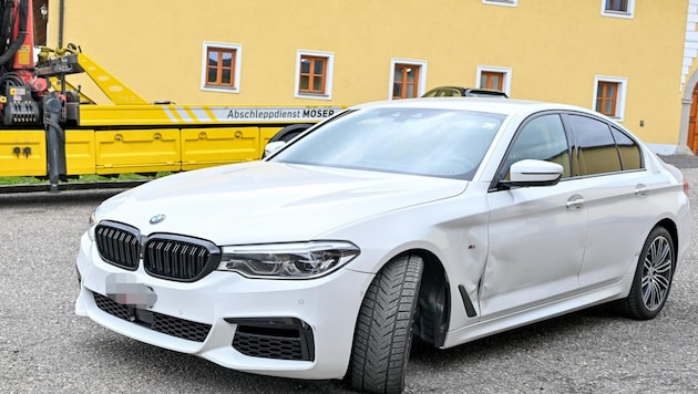 The confiscated white BMW 530i is still with the towing service. (Bild: Dostal Harald)