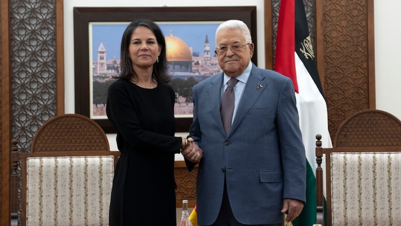 Von links: Außenministerin Annalena Baerbock und der palästinensische Präsident Mahmud Abbas (Bild: AP)