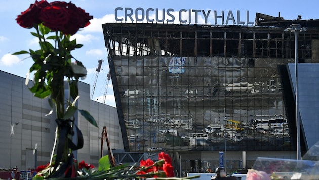 A legalább 139 halálos áldozatot követelő borzalom helyszíne: a Moszkva melletti Crocus City Hall koncertterem. (Bild: APA/AFP/OLGA MALTSEVA)
